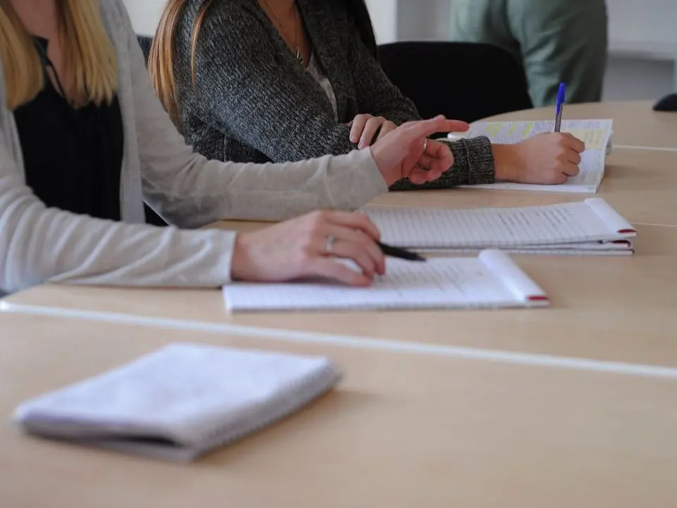 Una studentessa scrive sul quaderno durante la lezione