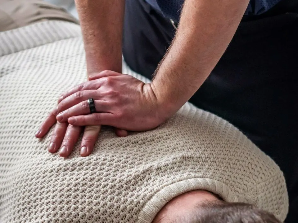 Le mani di un osteopata durante un trattamento